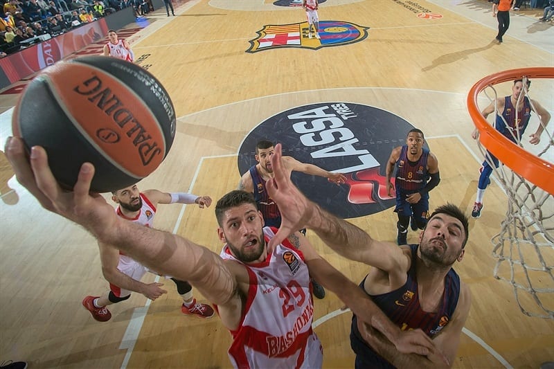 Baskonia roza la clasificación para los cuartos de la Euroliga tras vencer al FC Barcelona Lassa (73-86)