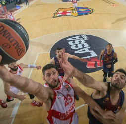 Baskonia roza la clasificación para los cuartos de la Euroliga tras vencer al FC Barcelona Lassa (73-86)