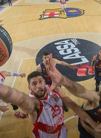 Baskonia roza la clasificación para los cuartos de la Euroliga tras vencer al FC Barcelona Lassa (73-86)
