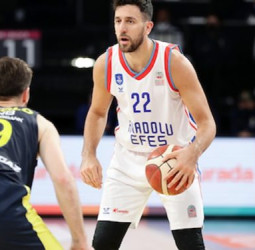 El Anadolu Efes comienza la final turca arrasando al Fenerbahce
