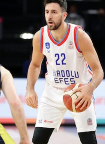 El Anadolu Efes comienza la final turca arrasando al Fenerbahce