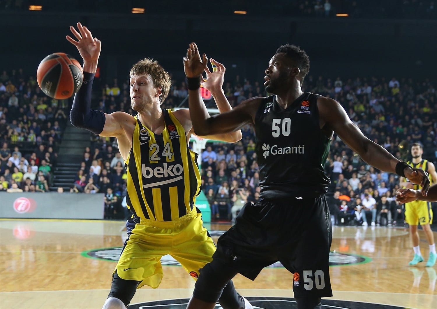 Fenerbahce derrota a Darussafaka en el regreso de Jan Vesely (97-75)