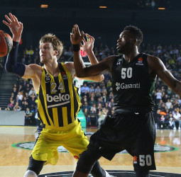 Fenerbahce derrota a Darussafaka en el regreso de Jan Vesely (97-75)
