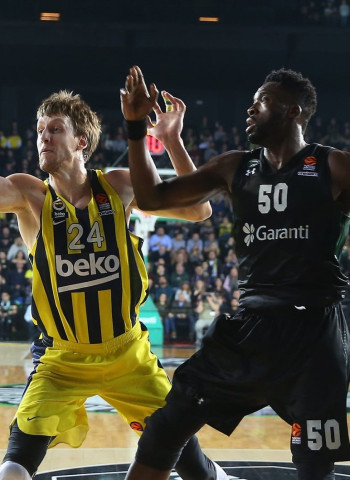 Fenerbahce derrota a Darussafaka en el regreso de Jan Vesely (97-75)