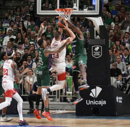 El Unicaja se escapa en el último cuarto, 87-79 [1-0]