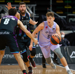 Jokubaitis y Mirotic lideran un claro triunfo del Barça en Miribilla (68-84)