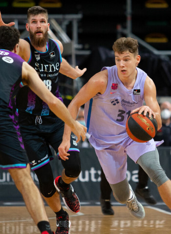Jokubaitis y Mirotic lideran un claro triunfo del Barça en Miribilla (68-84)