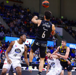 Un gran tercer cuarto del Lenovo Tenerife acaba con el Río Breogán (96-78)
