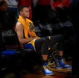 Stephen Curry, un mínimo de tres semanas lesionado