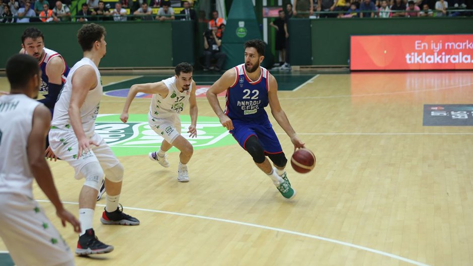 Turquía: El Fenerbahce se mantiene líder, y el Anadolu recibe un duro correctivo