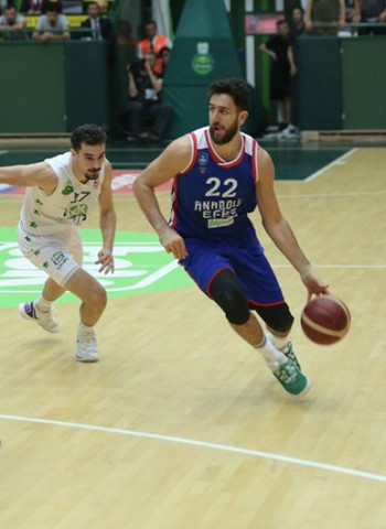 Turquía: El Fenerbahce se mantiene líder, y el Anadolu recibe un duro correctivo
