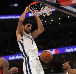 Los Memphis Grizzlies garantizan el contrato de Santi Aldama