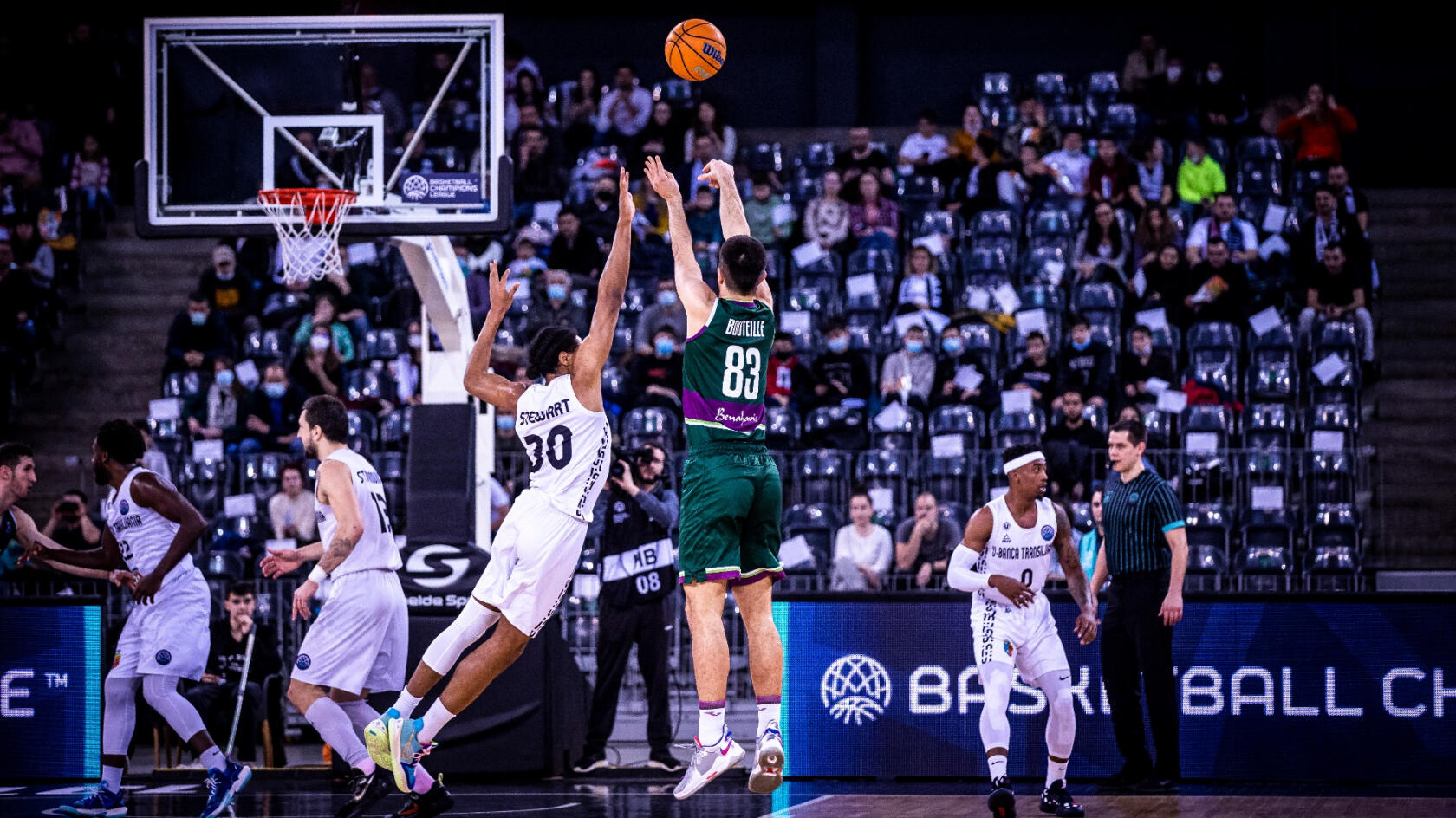 Victoria y liderato para el Unicaja en Cluj Napoca (70-86)