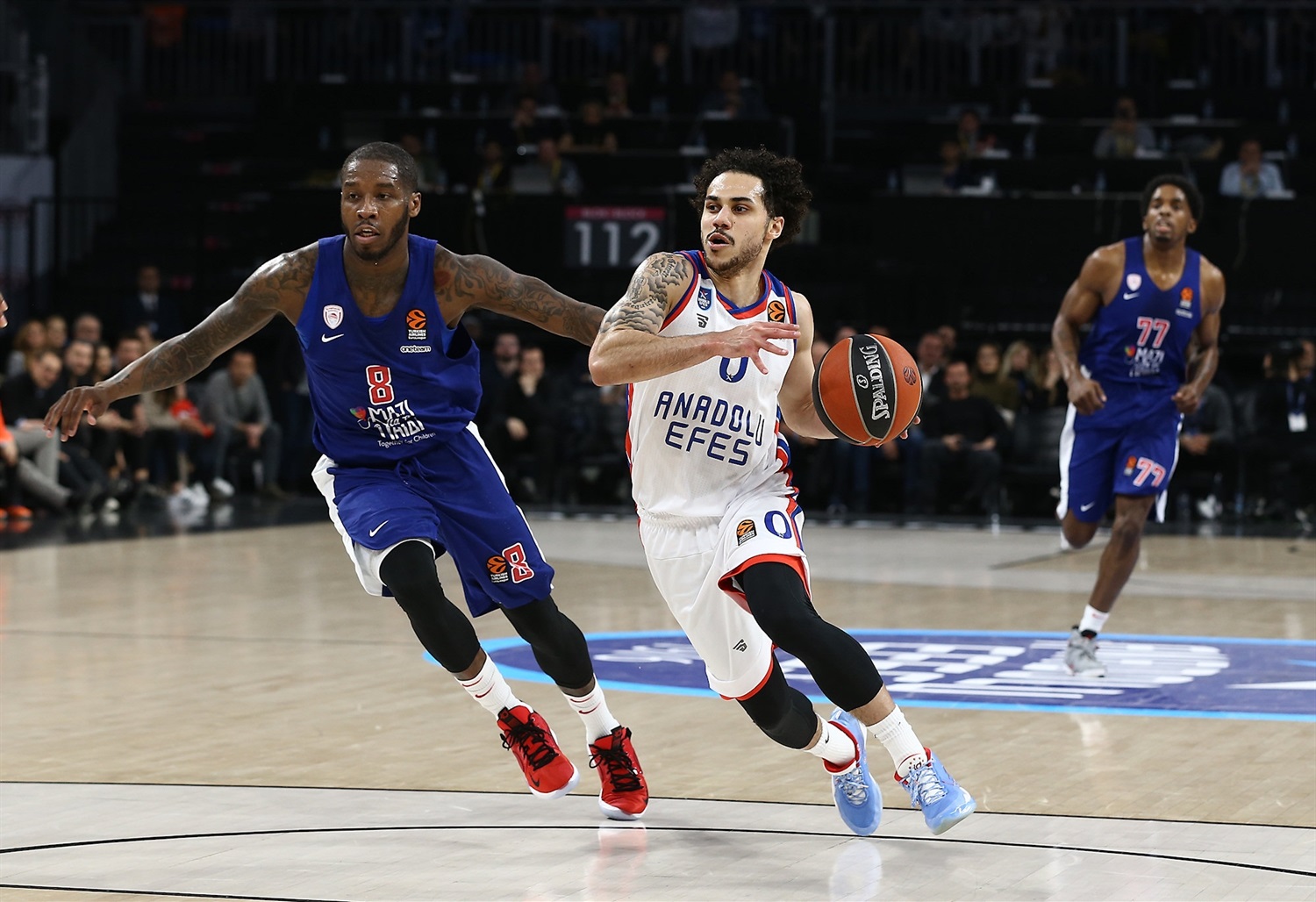 Shane Larkin se lleva por delante al Olympiacos (91-79)