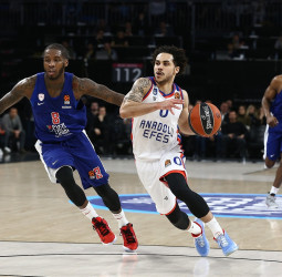 Shane Larkin se lleva por delante al Olympiacos (91-79)