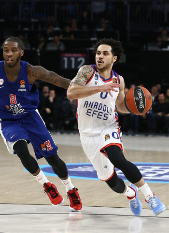 Shane Larkin se lleva por delante al Olympiacos (91-79)