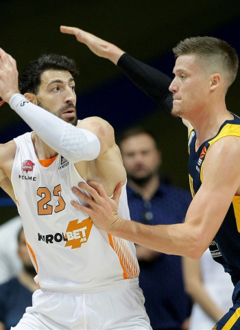 KIROLBET Baskonia cae ante el Khimki (79-76)