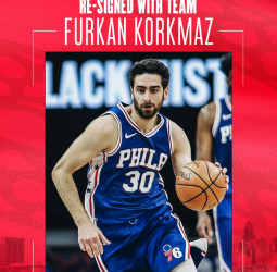 Furkan Korkmaz, tres temporadas más en los Philadelphia Sixers