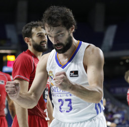 Sergio Llull desatasca a un Real Madrid que es líder (78-68)