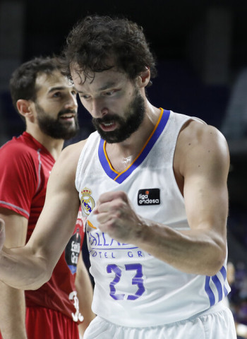 Sergio Llull desatasca a un Real Madrid que es líder (78-68)