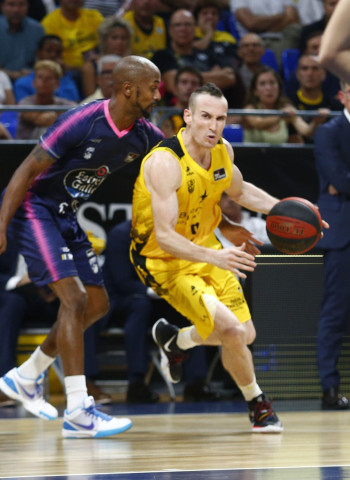 Iberostar Tenerife gana con el ritmo de Huertas y la efectividad de Shermadini (90-78)