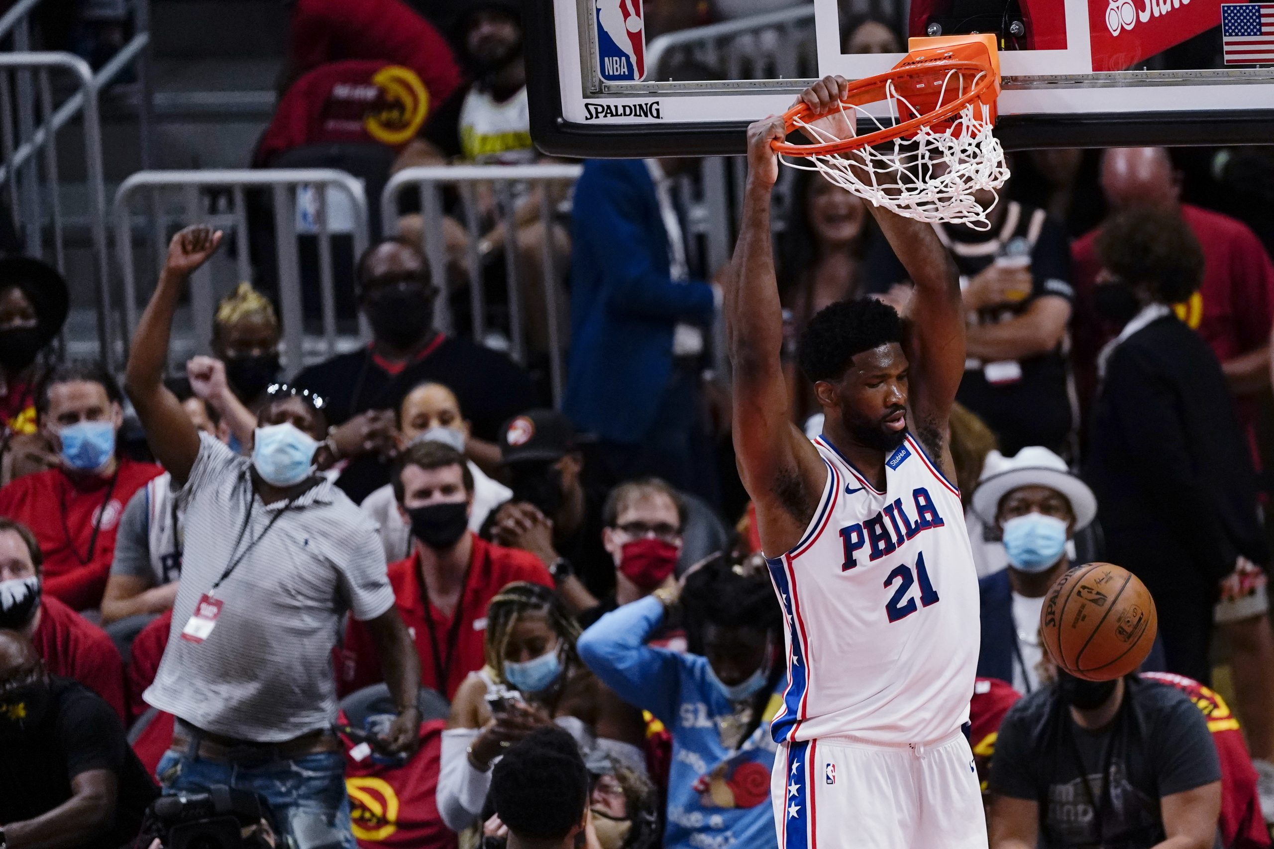 Embiid marca la diferencia (111-127) [2-1]