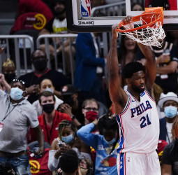 Embiid marca la diferencia (111-127) [2-1]