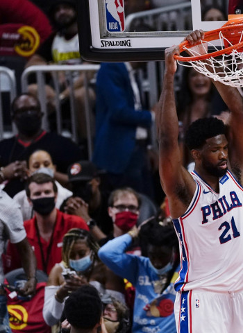Embiid marca la diferencia (111-127) [2-1]