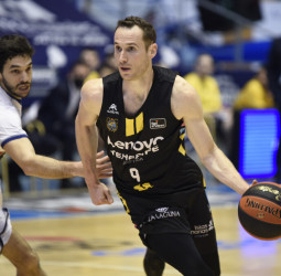 Huertas y la defensa marcan la diferencia en el Sar en favor del Lenovo Tenerife (71-97)