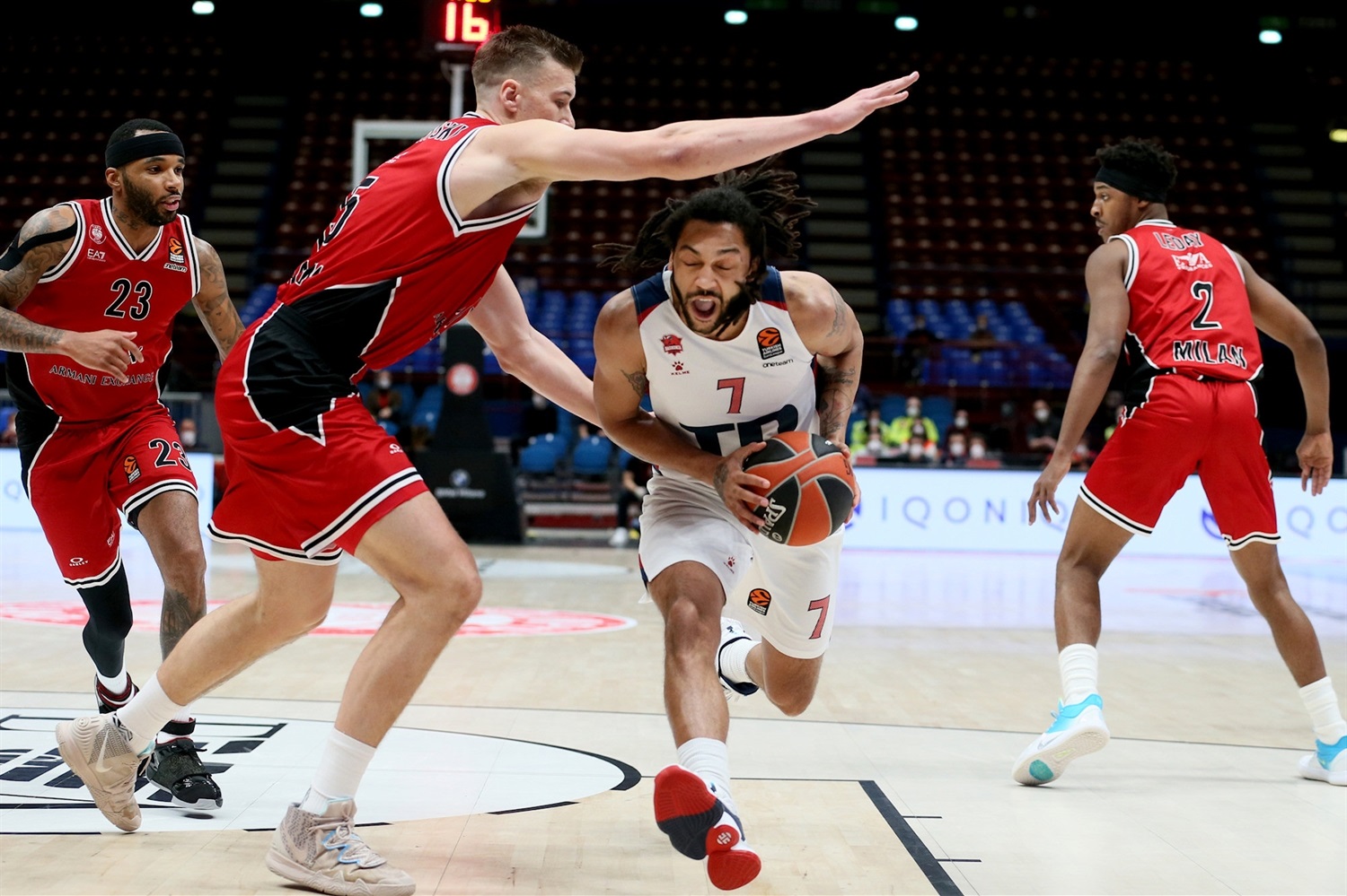 Baskonia se lleva la victoria ante Armani Milán en un día muy especial (79-84)