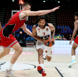 Baskonia se lleva la victoria ante Armani Milán en un día muy especial (79-84)