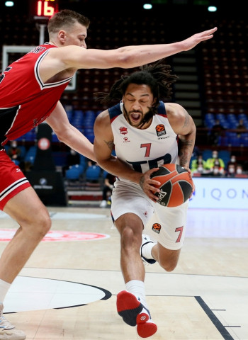 Baskonia se lleva la victoria ante Armani Milán en un día muy especial (79-84)