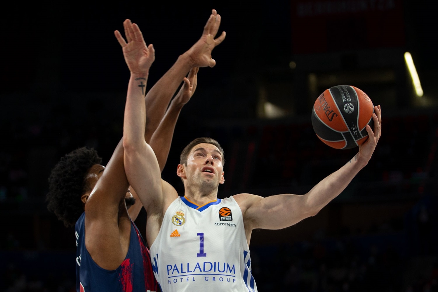 El Real Madrid brilla en Vitoria y rubrica un noviembre impecable (60-88)