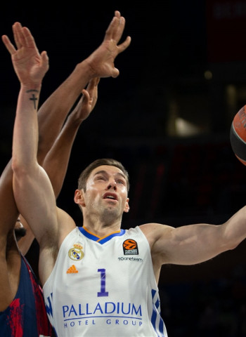 El Real Madrid brilla en Vitoria y rubrica un noviembre impecable (60-88)
