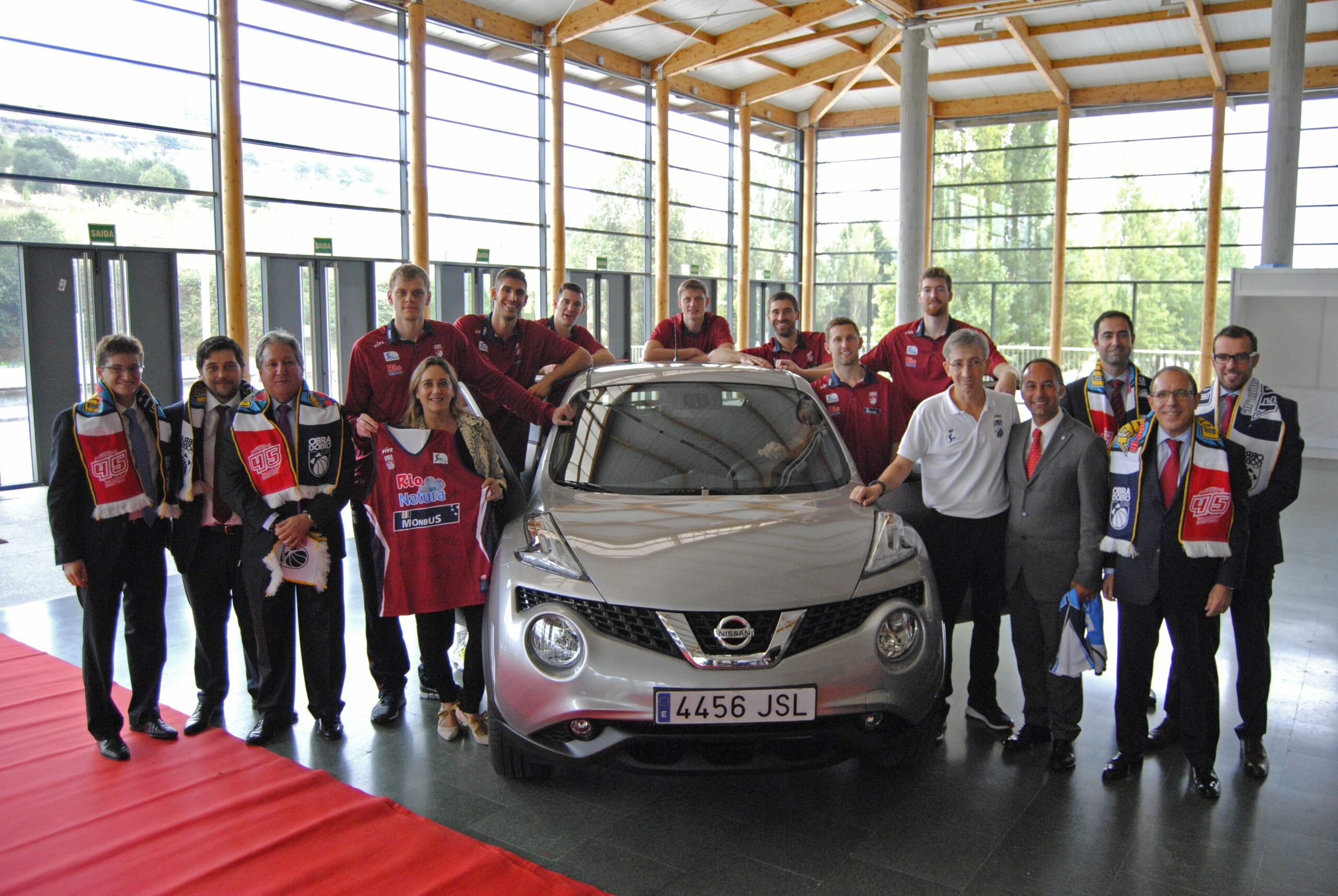 Los jugadores del Rio Natura Monbus Obradoiro presentan sus vehículos oficiales de Nissan y Grupo Caeiro