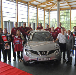Los jugadores del Rio Natura Monbus Obradoiro presentan sus vehículos oficiales de Nissan y Grupo Caeiro