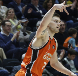 Valencia Basket domina los tableros para superar de forma clara al Bilbao, 89-70