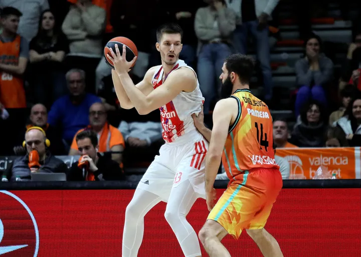 Entre Nedovic y Petrusev se encargan del Valencia Basket (75-77)