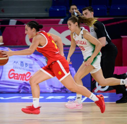 España gana en un duro duelo a Portugal y entra en semis, 58-68