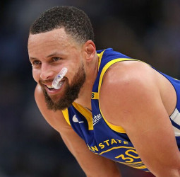 12 triples y 52 puntos de Curry se llevan por delante a los Grizzlies, 134-125