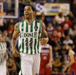Coosur R.Betis prolonga su buen estado de forma en el Nou Congost (74-84)