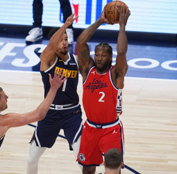 Kawhi Leonard coge el mando y empata la serie ante los Nuggets, 105-102 [1-1]