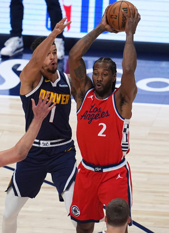 Kawhi Leonard coge el mando y empata la serie ante los Nuggets, 105-102 [1-1]