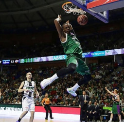 La defensa de Unicaja ahoga al FIATC Joventut (70-59)