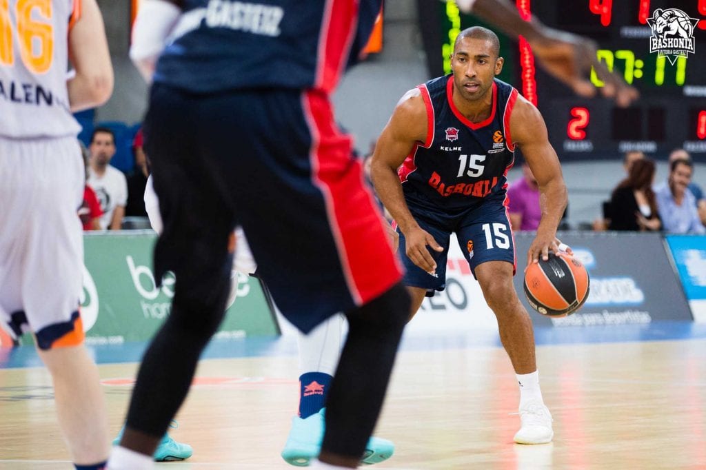 Derrota del Baskonia ante Valencia Basket en el Buesa (63-80)