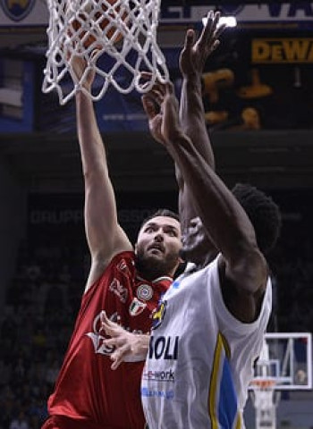El Armani Milán sufre ante el Cremona pero se mantiene invicto (72-76)