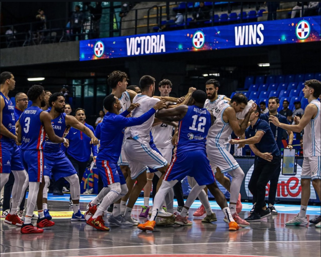 FIBA suspendió a cuatro jugadores dominicanos y tres argentinos por la trifulca post-partido