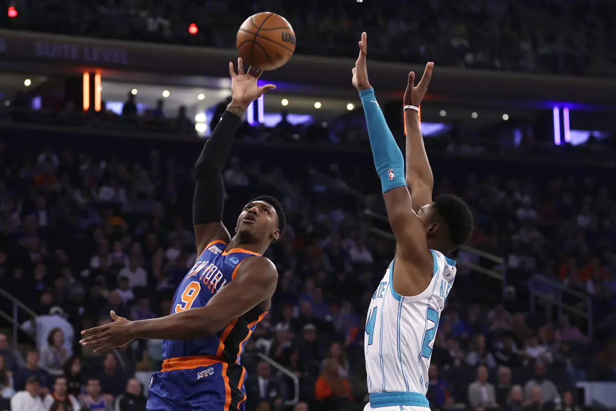 Los Knicks lo bordan ante los Hornets