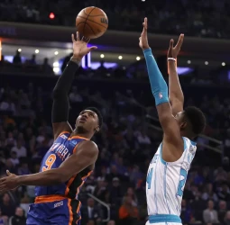 Los Knicks lo bordan ante los Hornets