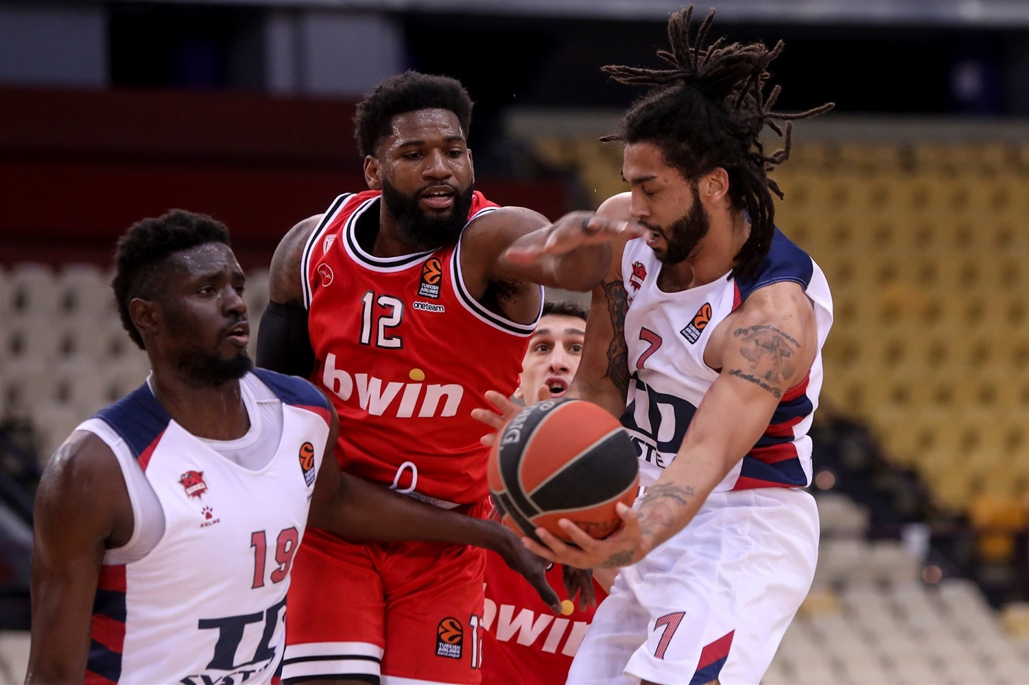 TD Systems Baskonia asalta El Pireo (76-90)